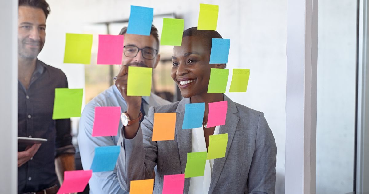 Diagrama Canvas no Planejamento Estratégico Pessoal - Pessoas de negócios usando o post it notes para compartilhar ideias