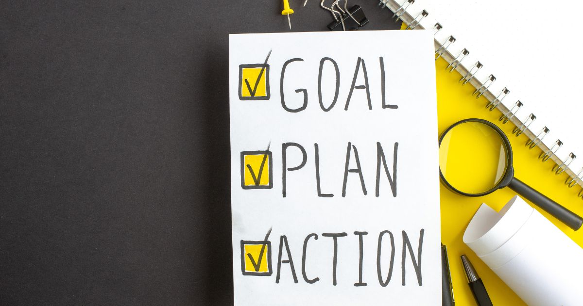 Como Colocar o Plano Estratégico em Ação? - vista superior objetivo plano ação notas com canetas no fundo escuro amarelo escritório sucesso negócio