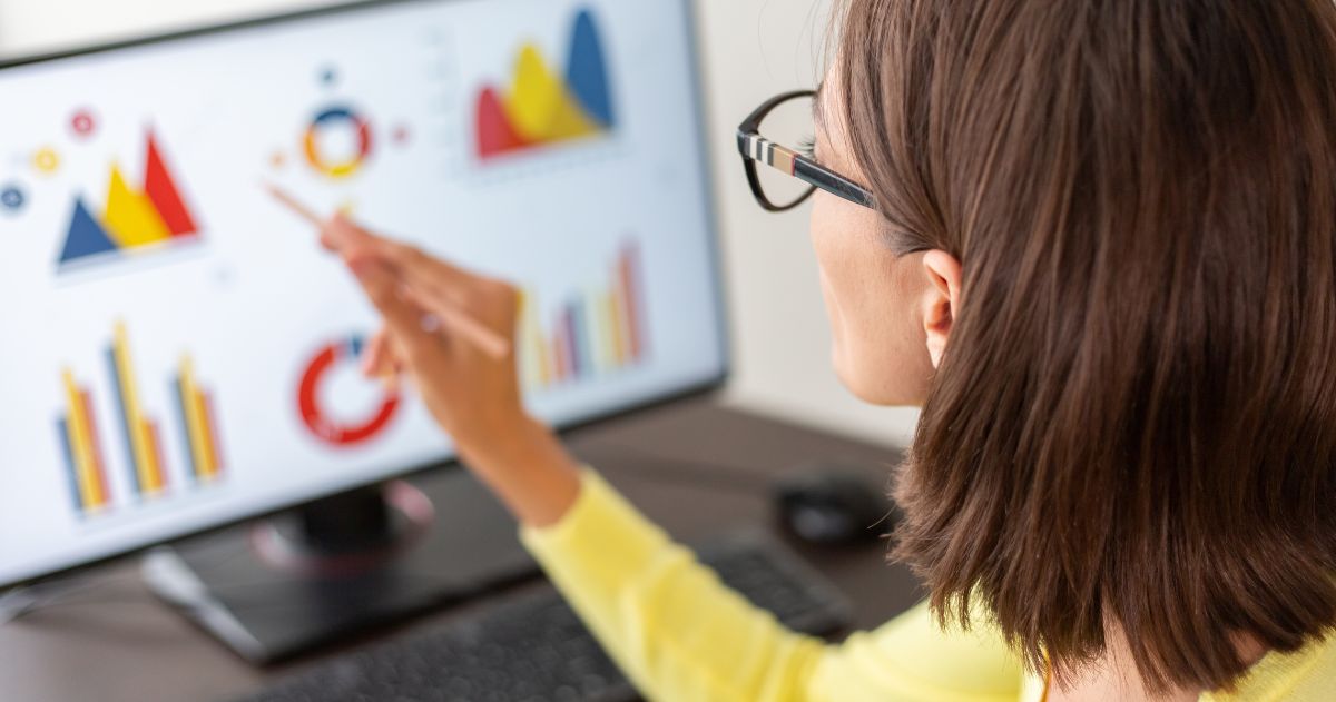 Dicas importantes para elaborar um Dashboard - Mulher de análise de negócios financeiros consultora caucasiana com gráficos de painel de dados