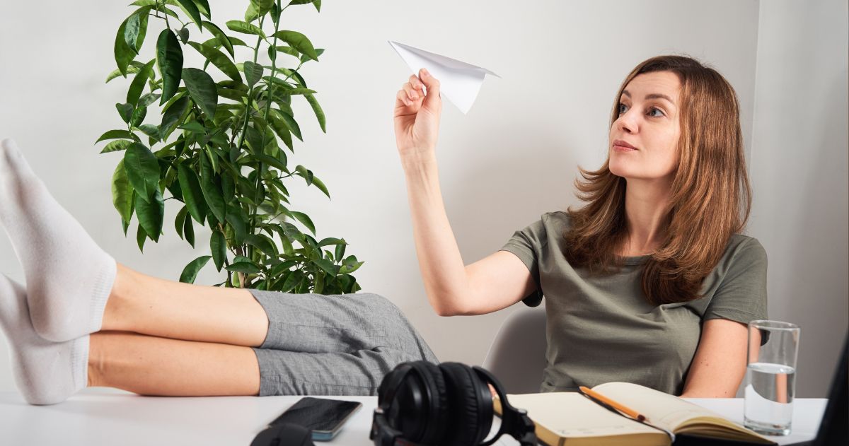 Mulher procrastina no local de trabalho doméstico - Procrastinação: O que é e como combate-la?